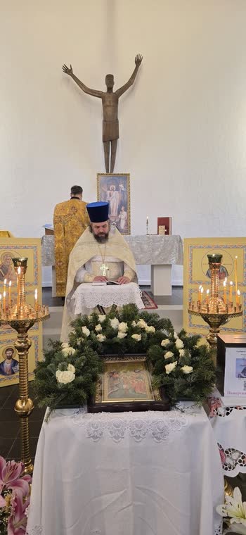 Ікона Різдва у вінку з хвої на аналої, обабіч свічники